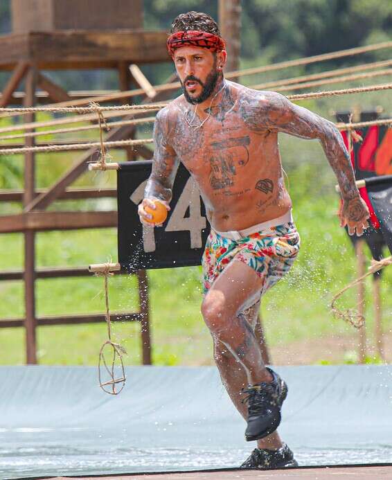 המעמד מחייב. אסי בוזגלו ב"הישרדות" // צילום: אור דנון